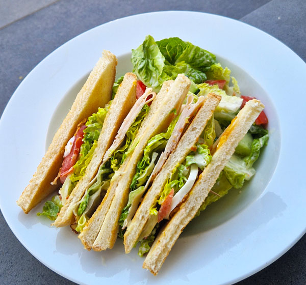 New York Clubsandwich mit frischem Salat an Joghurtdressing